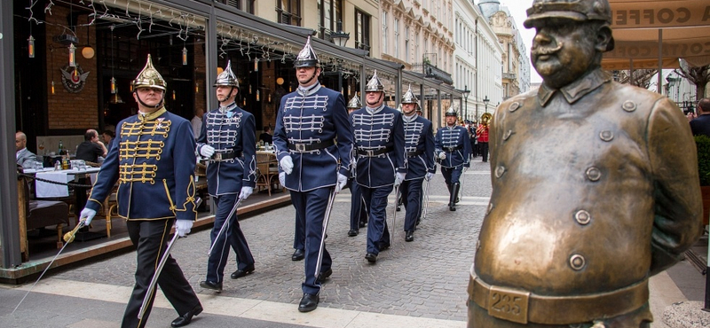 Fotók: Kosztümös tűzoltó-flashmobot tartottak a Belvárosban