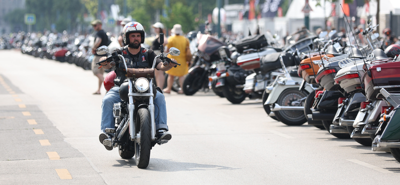 Mit keres Budapesten ez a sok csühögő-csillogó Harley-Davidson?