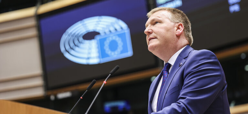 „Arra várunk, hogy ellenzéki politikusok essenek ki az ablakon?” – az EP-ben vitáztak az „átláthatósági” törvényről
