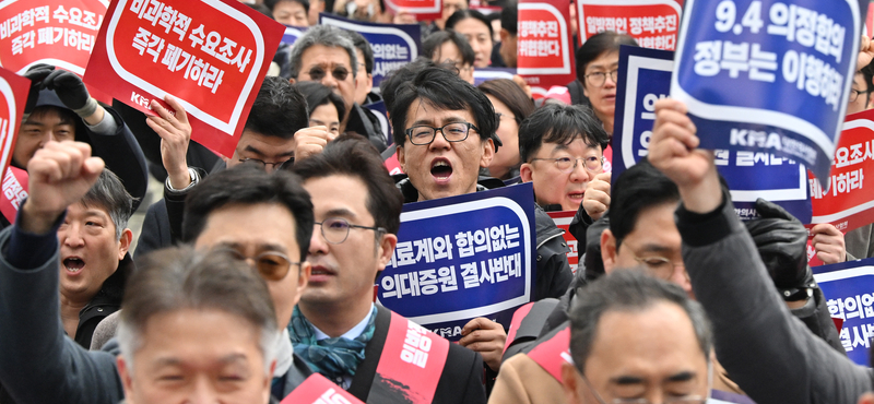 A túl sok orvos is baj? Több mint egy hónapja sztrájkolnak orvosok Dél-Koreában egy tervezett létszámemelés miatt