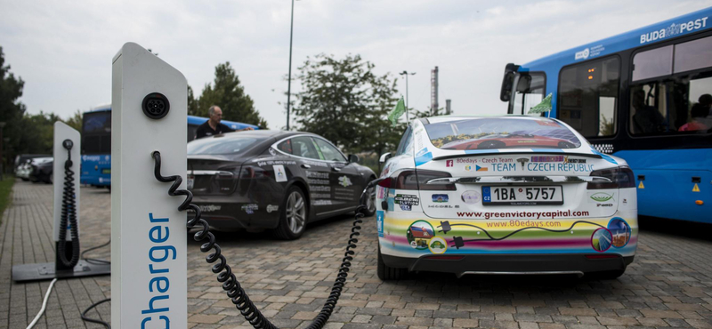 Magyar fejlesztésű elektromosautó-töltőt avattak Budapesten