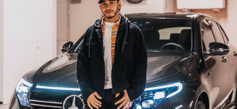 Egész büszkén feszít Lewis Hamilton egy kakukktojásnak tűnő autó mellett