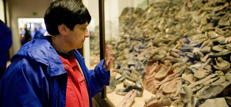 Fotók: magyar zarándokokkal az élen indult el a menet Auschwitz-Birkenauban