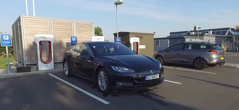 Feltörte egy hacker a Tesla operációs rendszerét, és egy igen érdekes dologra bukkant