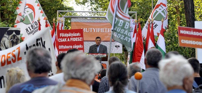 Előbb a bolsevikok, most a Fidesz vette el Harcsa úr trafikját