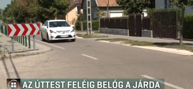 Az úttest feléig belógó járdát kell kerülgetniük az autósoknak Szigetszentmiklóson