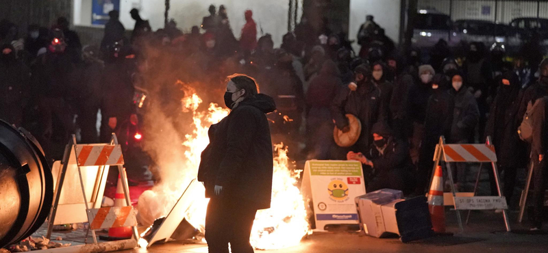 Rendőr hajtott autóval a tüntetők közé az Egyesült Államokban