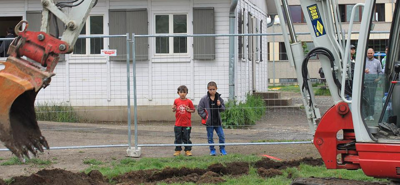 Menekülteknek épített edzőparkot egy kis magyar sikercég