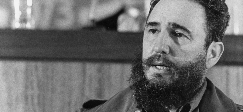 Videón a pillanat, amikor Fidel Castro megölelte Kádár Jánost