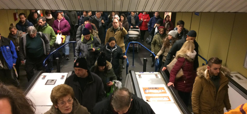 Füstölt a 3-as metró egyik szerelvénye, pótlóbuszok jártak