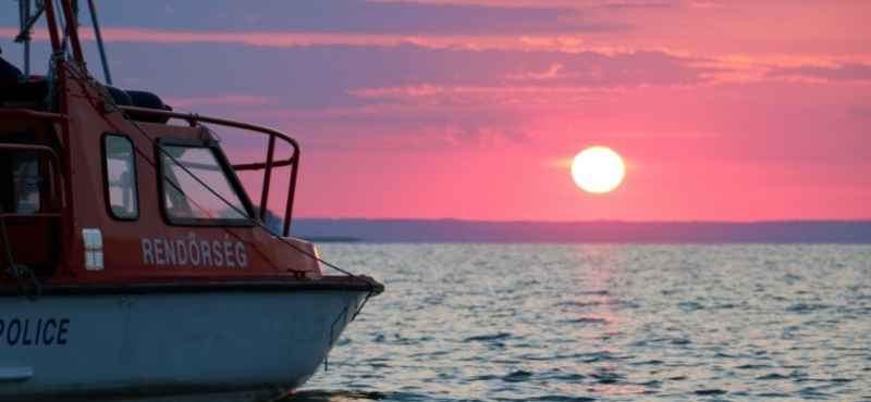 Vízi rendőrök mentettek ki egy úszót a Balatonból