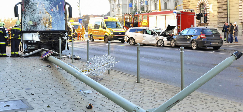 Centiken múlt a tragédia: videó is van a busz és taxi ütközéséről