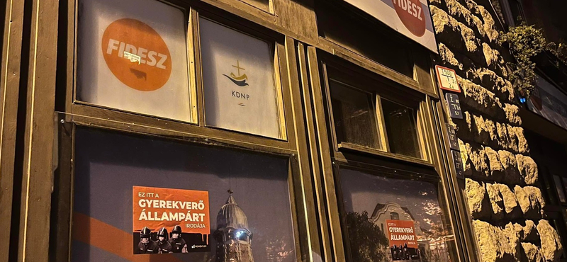 „Ez itt a gyermekverő állampárt irodája” – Fidesz-irodákat matricázott fel a Momentum