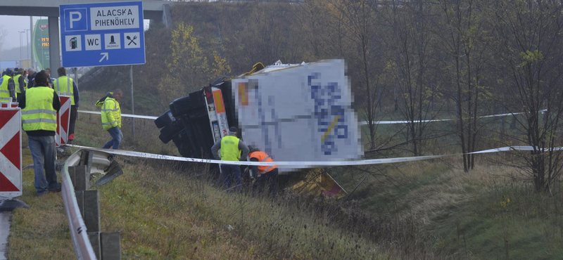 Így mentik az árokba borult kamiont - fotók