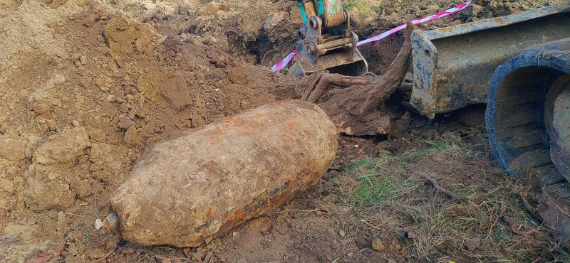 Százkilós bomba került elő egy építkezésen Zircen – fotó