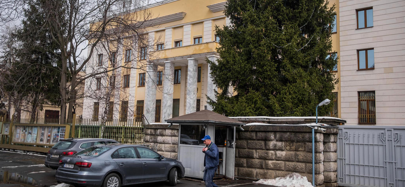 Szerdán reggel egy autó csapódott neki a bukaresti orosz nagykövetség kerítésének