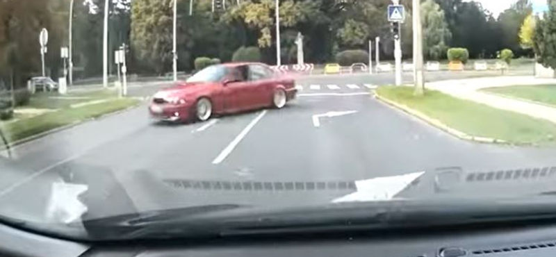 Látványosan akart kanyarodni egy BMW-s, kínos pillanatok lettek belőle – videó