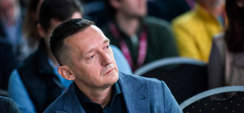 Nőnapi csokrokra 3,5 milliót költött Rogán minisztériuma, a Navracsics-tárca ugyanennyiért vett rejtjelező készüléket
