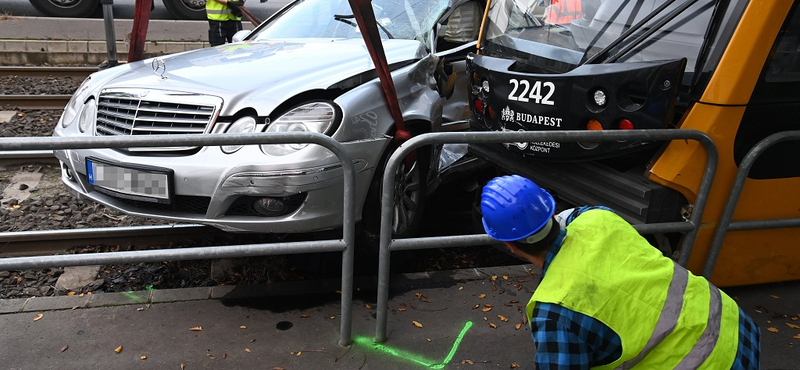 Mercedesszel ütközött és kisiklott egy villamos a Fehérvári úton – fotók