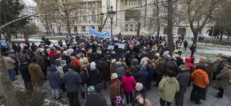 "Fidesz, benyaltál a Jobbiknak?" - flashmob a megszállási emlékmű ellen