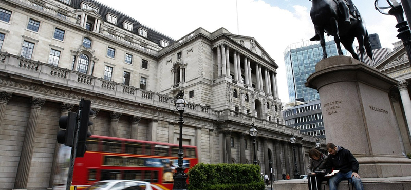 Fél százalékponttal emelte alapkamatát, recessziós figyelmeztetést adott ki a Bank of England