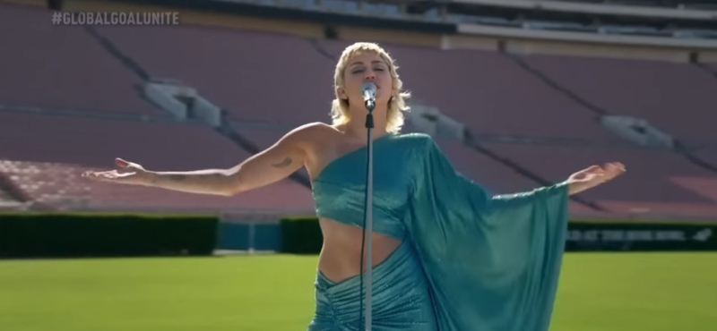 Kongóan üres stadionban énekelte el Miley Cyrus a Helpet (videó)