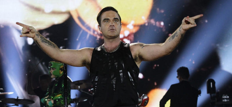 Privát koncertet adott Robbie Williams az angol csapatnak Katarban