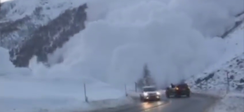 Egészen félelmetes, ahogy a hegyekből az útra zúdul a lavina – videó