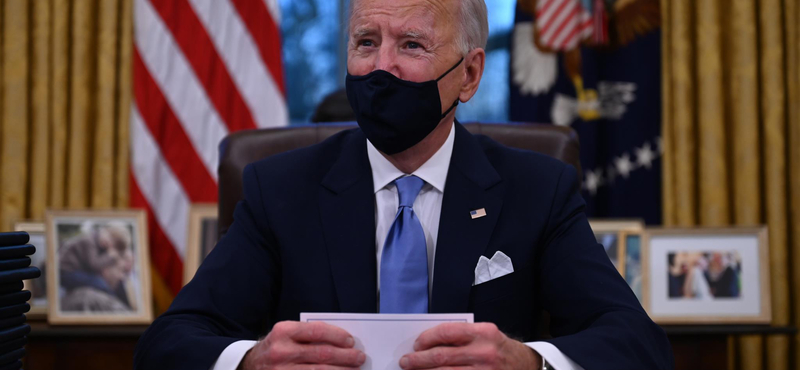 Titkolja Biden, mit írt neki Trump, mielőtt elhagyta a Fehér Házat