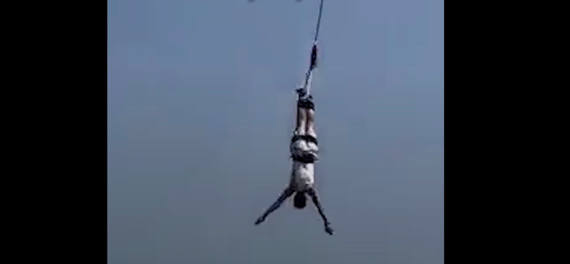 Minden bungee jumpingoló rémálma: az utolsó pillanatban szakadt el a kötél – videó