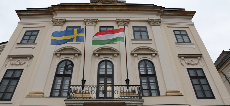Néhányan Svédország NATO-csatlakozása ellen tüntettek a Karmelita kolostor előtt