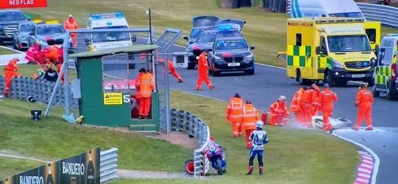 Két motoros meghalt egy brit versenypályán történt tömegbalesetben