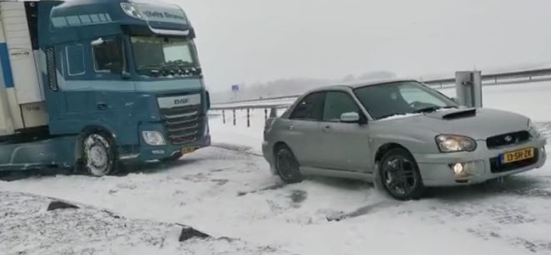 Megmutatta havon a Subaru – kihúzta a megszorult kamiont a hóból