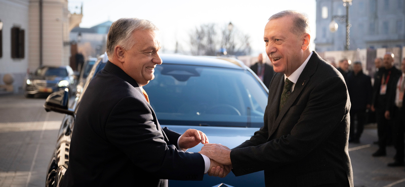 „Most a város legjobb sofőrje fog vezetni” – mondta Orbán Erdogannak, mielőtt megmutatta képességeit
