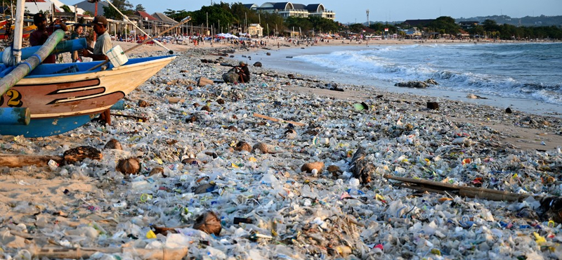 Napi kétezer kukásautónyi műanyagszemetet dobunk az óceánba, tavakba és folyókba