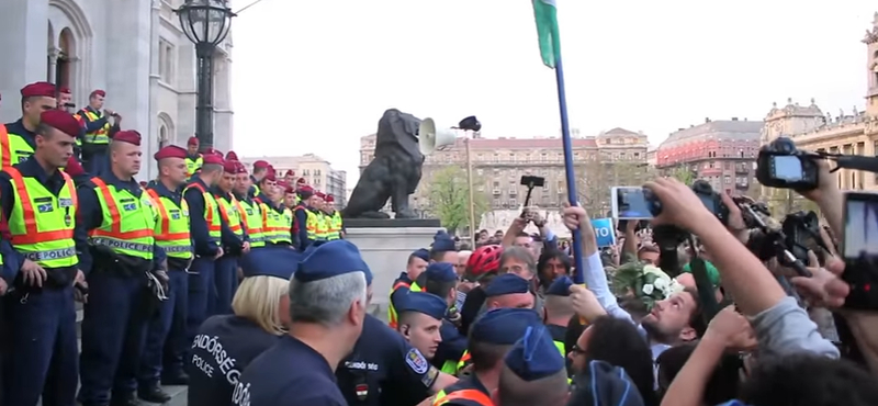 Így dulakodtak a parlament lépcsőjén - videó