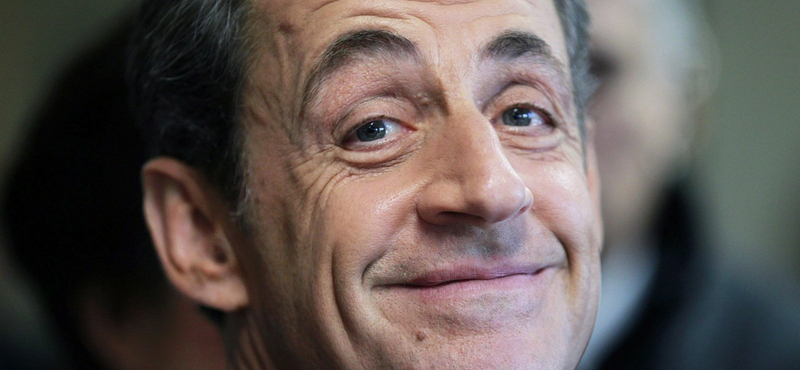 Sarkozy a médián szorít meg