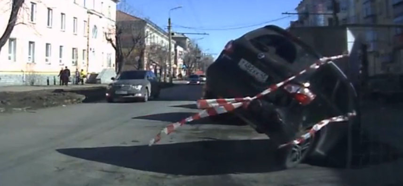 Óriáskátyú ejtette foglyul a türelmetlen sofőr autóját - videó