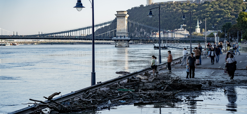 Budán már csütörtökön visszatérhet a forgalom az alsó rakpartra, Pesten még szivattyúzzák a villamosalagutat