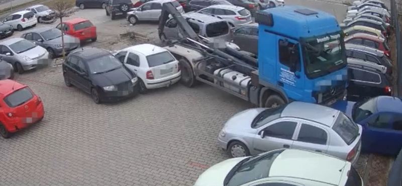 Videó: Tizenhárom autót tört össze egy konténerszállító, aminek rosszul lett a sofőrje Mosonszolnokon