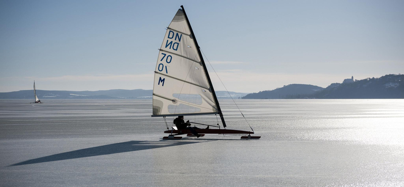 A Balatonra merészkedtek a leglátványosabb téli sport szerelmesei - fotók