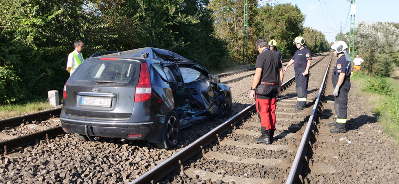 Autóval ütközött a H6-os HÉV Szigetszentmiklósnál – fotók