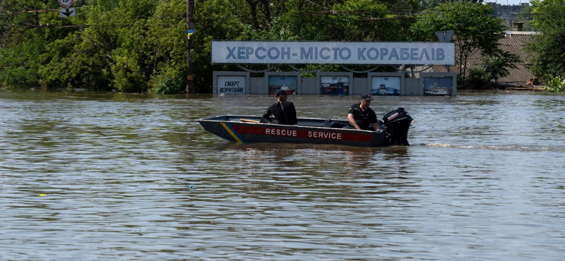 Odesszánál sodorja partra a tenger a gátrobbantás után a Dnyeper által elmosott házak darabjait