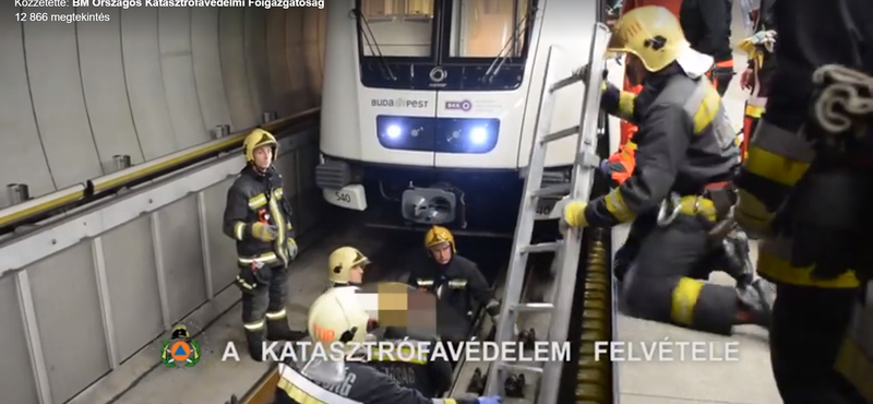 Videót közölt a Katasztrófavédelem a 4-es metró alá esett ember mentéséről