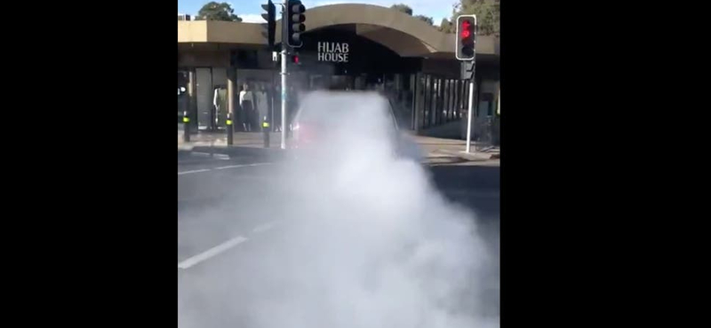 Muszlim ruhaüzletbe hajtott egy autó Sydney-ben, 12-en megsérültek