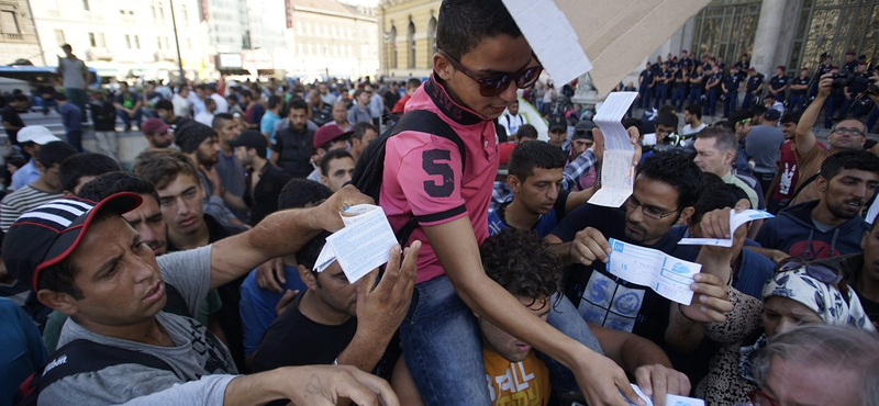 A rendőrök felé nyomulnak az afgán tüntetők a Keleti előtt