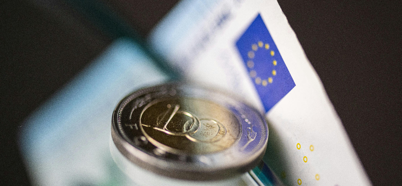 Euróban vagy forintban érdemes pénzt tartani?