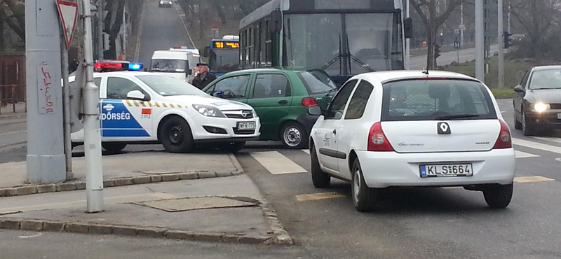 A 156-os busz balesete bénítja a Szilágyi Erzsébet fasort (fotók)