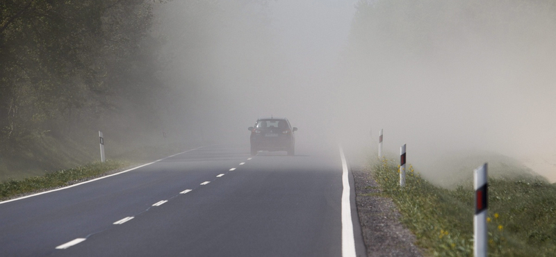 Homokvihar tört ki a 61-esen, alig látszottak az autók - fotók