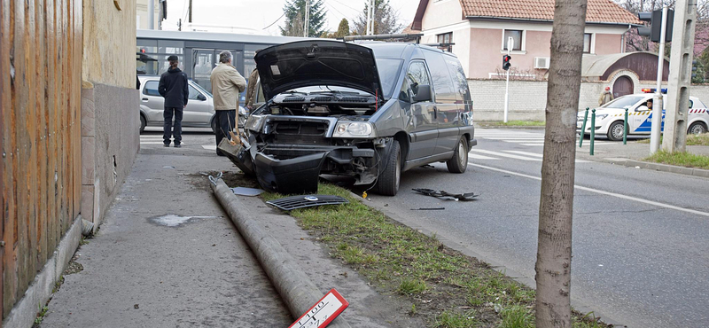 Fotó: villanyoszlopott döntött ki egy Fiat Budapesten